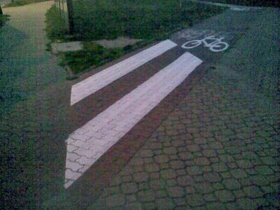 Przykład niestandardowego umieszczenia przejścia dla pieszych