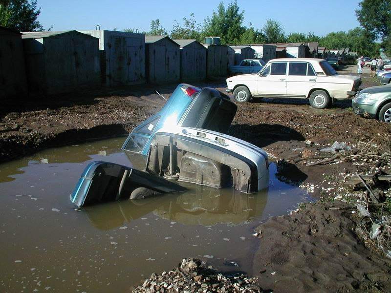 Машинки купаются. Машинка в луже. Машина утонула в луже. Утопленные машины. Машина утонула в грязи.