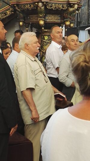 Lech Wałęsa na pogrzebie Inki.jpg