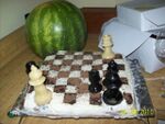 Tort zamiast szachownicy dla graczy grubszych (jakby nie wystarczyło, mają jeszcze arbuza)